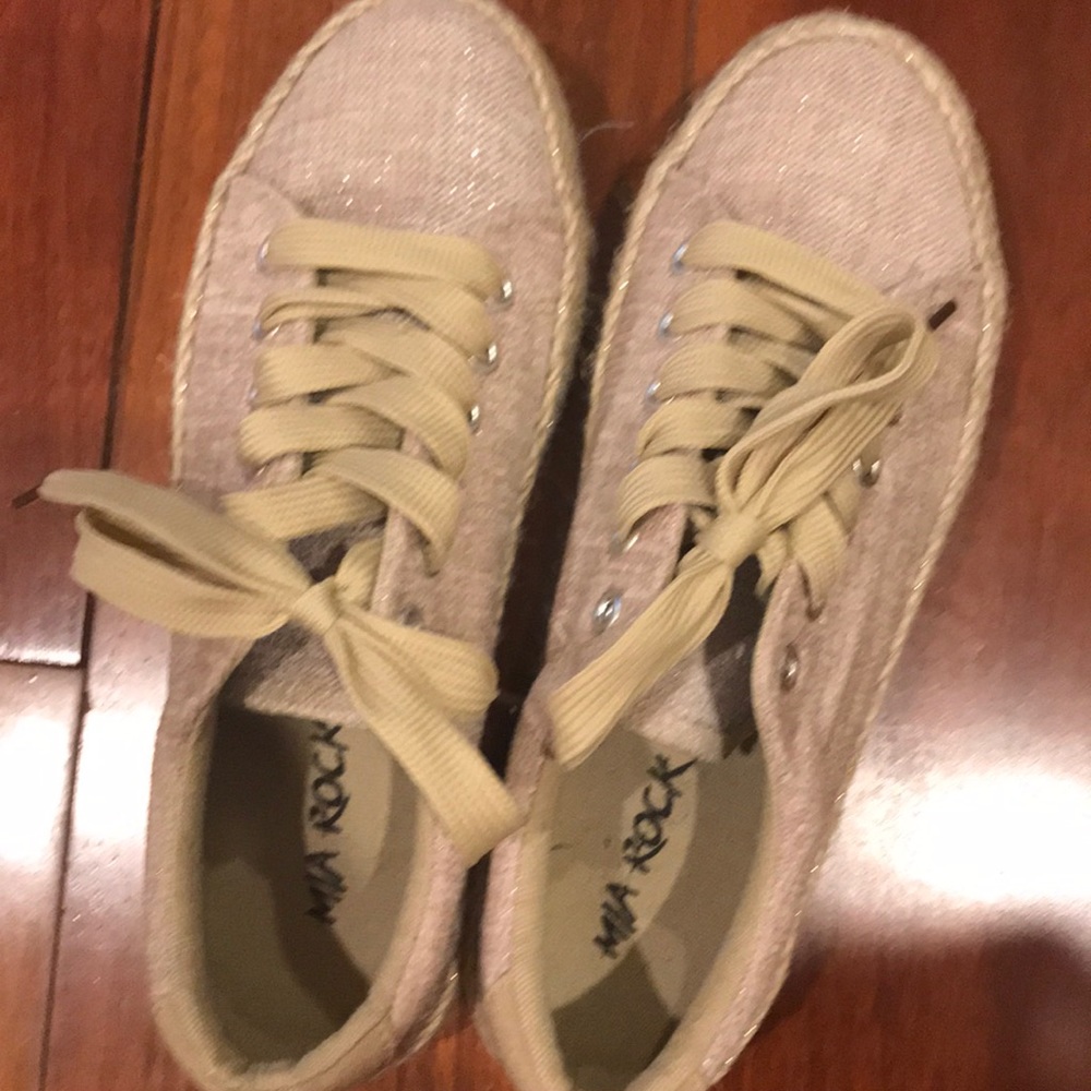 Nude flatform shoes - super trendy!